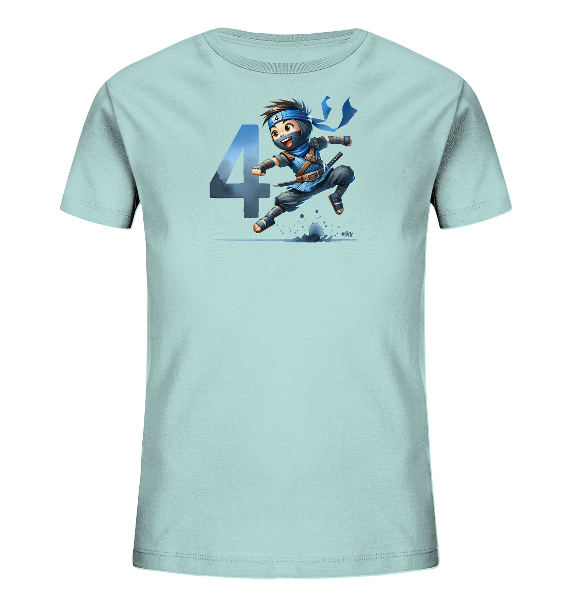 Onlineshop Shirts fuer Kinder - Das Bild zeigt ein hellblaues Kinder-T-Shirt mit einem dynamischen Druckmotiv auf der Vorderseite. Ein kleiner, cartoonhafter Ninja ist in einer sprungartigen Pose dargestellt, mit blauer Kleidung und einem Schwert. Links daneben ist die Zahl '4' in einer stilisierten, grossen Darstellung mit einer Landschaftstextur zu sehen. Das Design wirkt actionreich und wird durch aufgewirbelte Erde unterstrichen.
