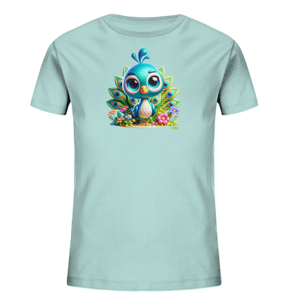 Onlineshop Shirts fuer Kinder - Das Bild zeigt ein hellblaues T-Shirt fuer Kinder. Auf der Vorderseite ist eine detailreiche Grafik eines niedlichen Cartoon-Pfauens. Der Pfau hat grosse Augen und leuchtend blaues Gefieder, umgeben von farbenfrohen Blumen und stilisierten Pfauenfedern. Das verspielte Design verleiht dem Shirt einen froehlichen Look.