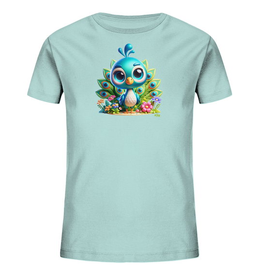 Onlineshop Shirts fuer Kinder - Das Bild zeigt ein hellblaues T-Shirt fuer Kinder. Auf der Vorderseite ist eine detailreiche Grafik eines niedlichen Cartoon-Pfauens. Der Pfau hat grosse Augen und leuchtend blaues Gefieder, umgeben von farbenfrohen Blumen und stilisierten Pfauenfedern. Das verspielte Design verleiht dem Shirt einen froehlichen Look.