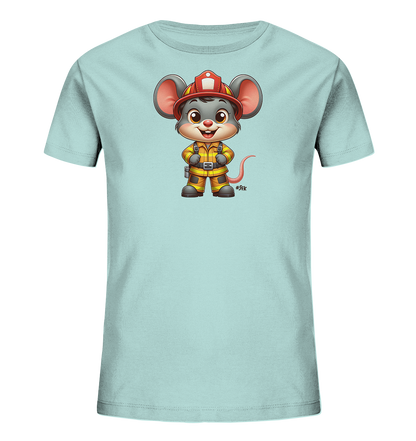 Onlineshop Shirts fuer Kinder - Dieses T-Shirt zeigt eine niedliche Cartoon-Maus, die als Feuerwehrmann verkleidet ist. Die Maus traegt eine rote Feuerwehrhelm sowie eine gelb-orange Uniform mit Reflexstreifen. Sie steht laechelnd und mutig da, bereit fuer den Einsatz. Das Design ist detailreich gestaltet und macht das hellblaue Shirt zu einem Hingucker.