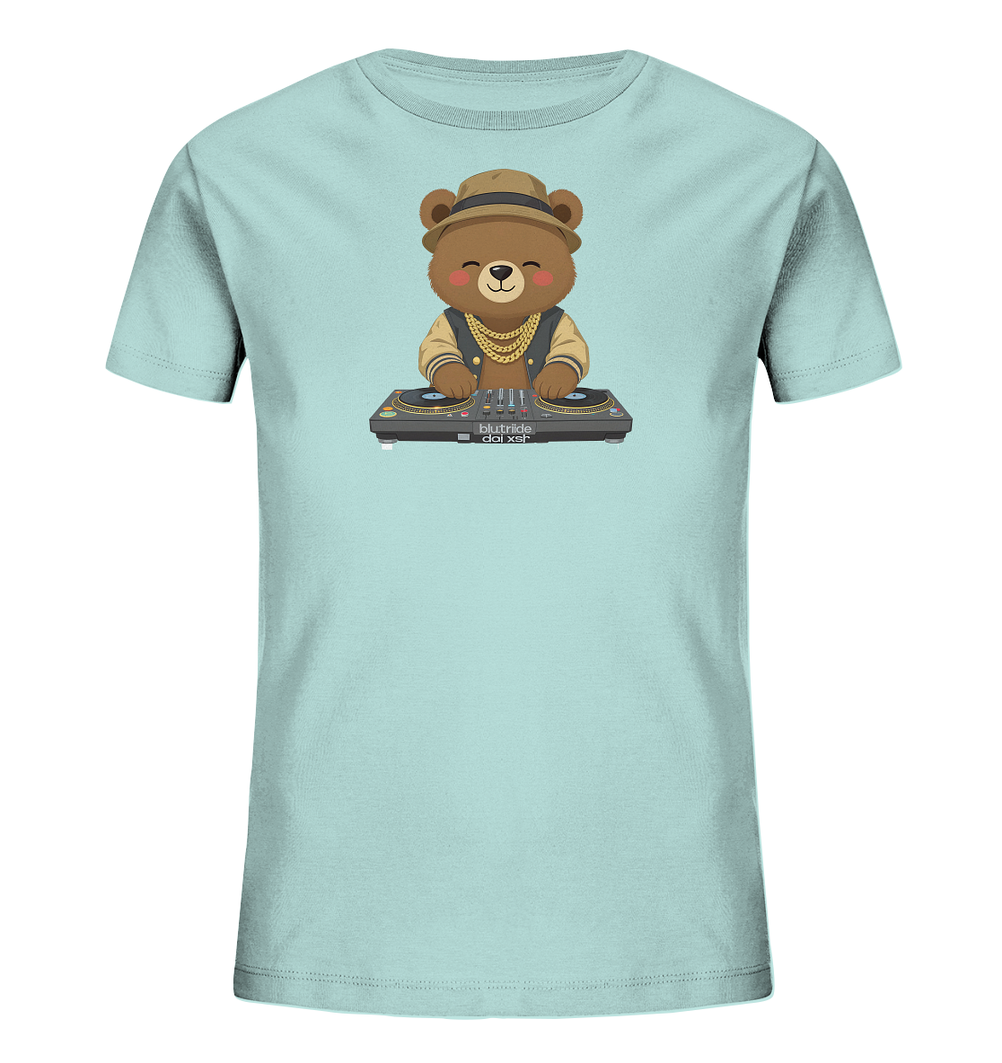 Onlineshop Shirts fuer Kinder - Das Bild zeigt ein hellblaues Kinder-T-Shirt mit einem niedlichen Cartoon-Baeren. Der Baer traegt einen Hut, eine goldene Kette und eine Jacke. Er sitzt hinter einem DJ-Mischpult und hat ein freundliches Laecheln. Das Design wirkt verspielt und musikalisch.