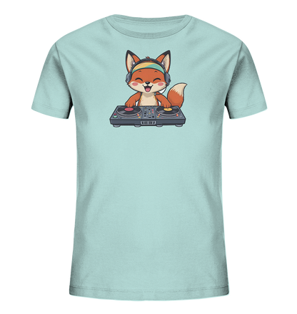 Onlineshop Shirts fuer Kinder - Das Bild zeigt ein hellblaues Kinder-T-Shirt mit einem niedlichen Cartoon-Fuchs. Der Fuchs traegt Kopfhoerer und ist hinter einem DJ-Mischpult zu sehen, froehlich musizierend. Sein Laecheln verleiht dem Design eine spielerische und ausgelassene Note. Dieses Motiv ist ideal fuer kleine Musikliebhaber.