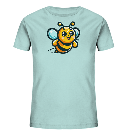 Onlineshop Shirts fuer Kinder - Das Bild zeigt ein hellblaues Kinder-T-Shirt. Auf der Vorderseite ist eine freundliche, cartoonhafte Biene abgebildet. Die Biene hat grosse Augen, einen orange-schwarz gestreiften Koerper und hellblaue Fluegel. Sie fliegt nach links, was durch kleine Punkte angedeutet wird.