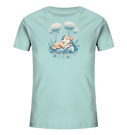 Onlineshop Shirts fuer Kinder - Das Bild zeigt ein hellblaues Kinder-T-Shirt mit einem naturinspirierten Druck auf der Vorderseite. Im Zentrum des Motivs liegt ein friedlich schlafender Hund auf einem Baumstamm, umgeben von gruenen Pflanzen und kleinen Blueten. Im Hintergrund sind stilisierte Baeume zu sehen, die eine ruhige Waldszene andeuten. Das Design vermittelt eine entspannte und friedliche Atmosphaere.