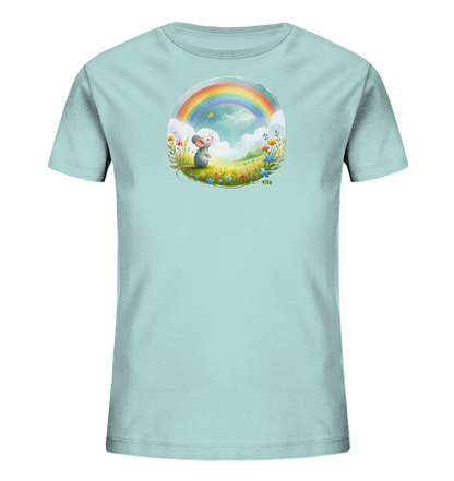 Onlineshop Shirts fuer Kinder - Das Bild zeigt ein hellblaues T-Shirt mit einem runden Druckmotiv auf der Vorderseite. Das Motiv stellt eine freundliche Maus dar, die in einer bluehenden Wiese sitzt und zu einem Regenbogen am Himmel schaut. Kleine Wolken und ein Schmetterling ergaenzen die Szene, die von einem Kreis aus Blumen und Graesern eingerahmt wird. Das Design wirkt froehlich und naturnah.
