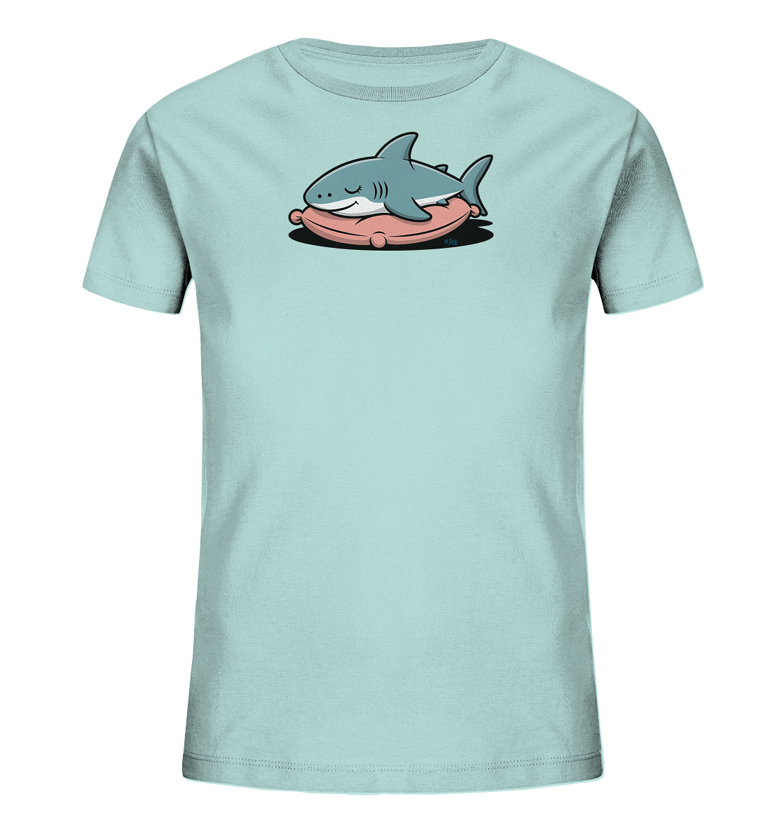 Onlineshop Shirts fuer Kinder - Das Bild zeigt ein hellblaues Kinder-T-Shirt mit einem niedlichen Cartoon-Hai auf der Vorderseite. Der Hai ist in einem ruhigen Zustand dargestellt, mit geschlossenen Augen und einem leichten Laecheln. Er liegt bequem auf einem rosafarbenen Kissen, was dem Motiv eine entspannte und verspielte Note verleiht. Das Design ist einfach und ansprechend fuer Kinder.