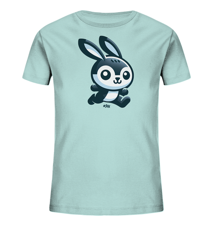 Onlineshop Shirts fuer Kinder - Das Bild zeigt ein hellblaues Kinder-T-Shirt mit einem niedlichen, stilisierten Hasenmotiv auf der Vorderseite. Der Hase ist in dunklen Grau- und Weisstoenen gehalten und wird in einer dynamischen Laufposition dargestellt. Er hat grosse, runde Augen und lange Ohren, was ihm einen freundlichen und verspielten Ausdruck verleiht. Das Design ist schlicht und ansprechend fuer Kinderbekleidung.