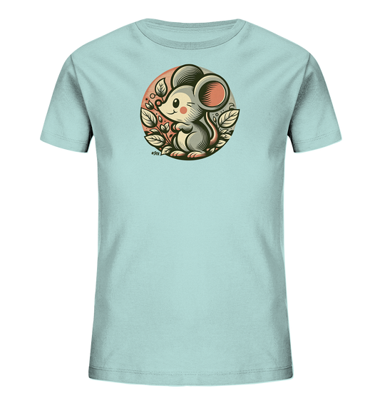 Onlineshop Shirts fuer Kinder - Das Bild zeigt ein hellblaues Kinder-T-Shirt mit einem niedlichen Motiv einer Maus. Die Maus sitzt in einem Kreis umgeben von stilisierten Blaettern und Zweigen. Der Hintergrund im Kreis hat einen sanften Farbverlauf von Orange zu Beige. Die Grafik ist kuenstlerisch gestaltet und verleiht dem Shirt einen froehlichen Look.