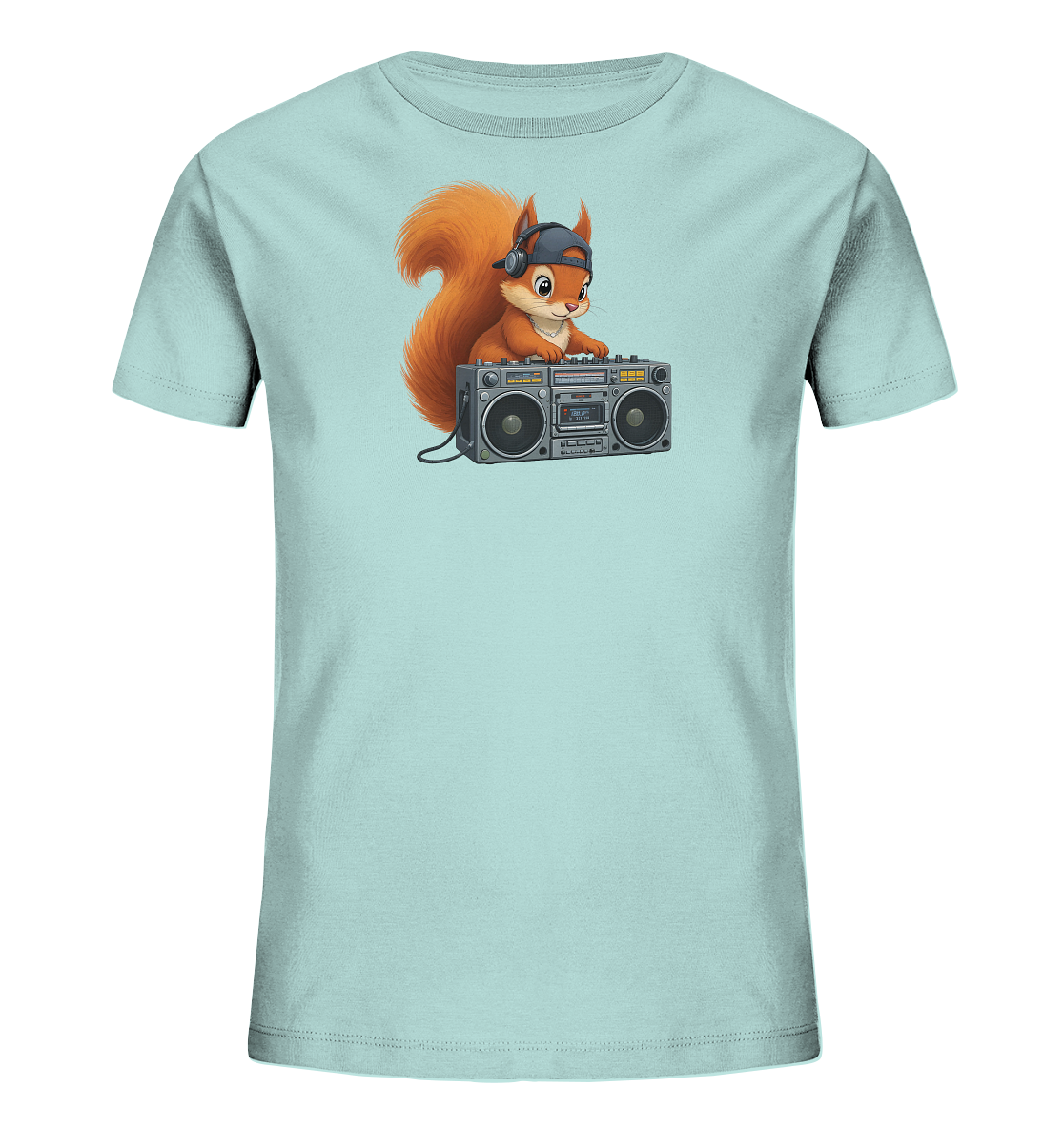Onlineshop Shirts fuer Kinder - Das Bild zeigt ein hellblaues Kinder-T-Shirt. Auf der Vorderseite ist ein cartoonartiges Eichhoernchen mit Kopfhoerern und einer umgedrehten Kappe abgebildet. Es steht hinter einem grossen Ghettoblaster, was dem Design einen musikalischen und coolen Charakter verleiht.