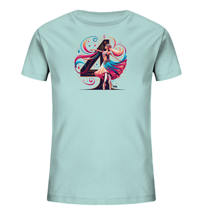 Onlineshop Shirts fuer Kinder - Dieses hellblaue Kinder-T-Shirt zeigt ein lebhaftes, kuenstlerisches Design. Im Zentrum steht eine grosse schwarze Zahl '4', umrahmt von bunten, fliessenden Formen. Davor ist eine tanzende Figur in Ballettschuhen abgebildet, deren Kleid und Haare ebenfalls in leuchtenden Farben gehalten sind. Das Motiv wirkt dynamisch und fantasievoll.