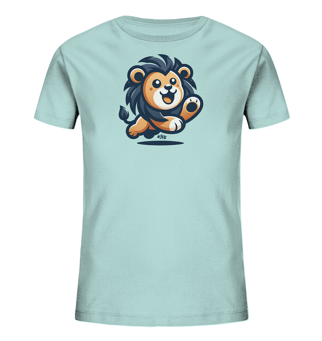 Onlineshop Shirts fuer Kinder - Das Bild zeigt ein hellblaues Kinder-T-Shirt mit einem lustigen Aufdruck. Ein cartoonartiger Loewenwelpe springt darauf froehlich und winkt mit einer Pfote. Der kleine Loewe hat eine dunkle Maehne und ein breites Laecheln. Das Design ist verspielt und ansprechend fuer Kinder.