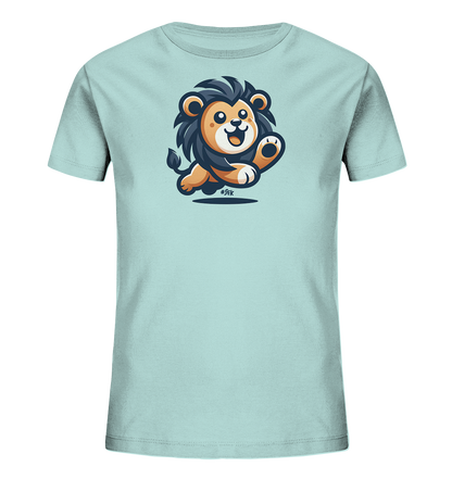 Onlineshop Shirts fuer Kinder - Das Bild zeigt ein hellblaues Kinder-T-Shirt mit einem lustigen Aufdruck. Ein cartoonartiger Loewenwelpe springt darauf froehlich und winkt mit einer Pfote. Der kleine Loewe hat eine dunkle Maehne und ein breites Laecheln. Das Design ist verspielt und ansprechend fuer Kinder.
