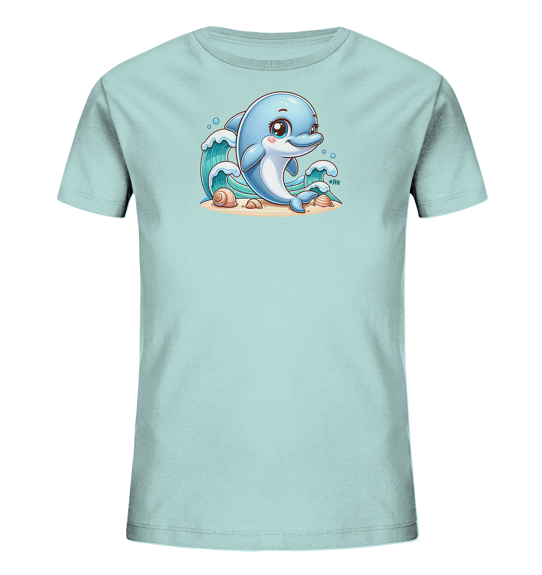 Onlineshop Shirts fuer Kinder - Das Bild zeigt ein hellblaues T-Shirt mit einem niedlichen, cartoonartigen Delfinmotiv auf der Vorderseite. Der freundliche Delfin liegt am Strand, umgeben von stilisierten blauen Wellen und Muscheln. Die Grafik ist farbenfroh und detailliert gestaltet, ideal fuer kleine Meeresfreunde.