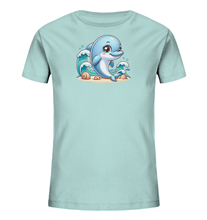 Onlineshop Shirts fuer Kinder - Das Bild zeigt ein hellblaues T-Shirt mit einem niedlichen, cartoonartigen Delfinmotiv auf der Vorderseite. Der freundliche Delfin liegt am Strand, umgeben von stilisierten blauen Wellen und Muscheln. Die Grafik ist farbenfroh und detailliert gestaltet, ideal fuer kleine Meeresfreunde.
