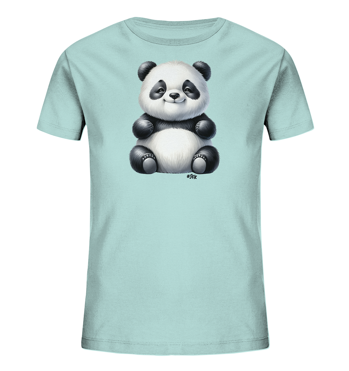 Onlineshop Shirts fuer Kinder - Dieses hellblaue Kinder-T-Shirt ist mit einer charmanten Illustration eines sitzenden Baby-Pandas bedruckt. Der Panda hat grosse dunkle Augen, schwarze Ohren und Pfoten sowie ein zufriedenes Laecheln. Die Grafik des suessen Baeren ist prominent auf der Vorderseite des Shirts platziert und wirkt sehr detailliert. Das Gesamtbild ist freundlich und verspielt gestaltet.