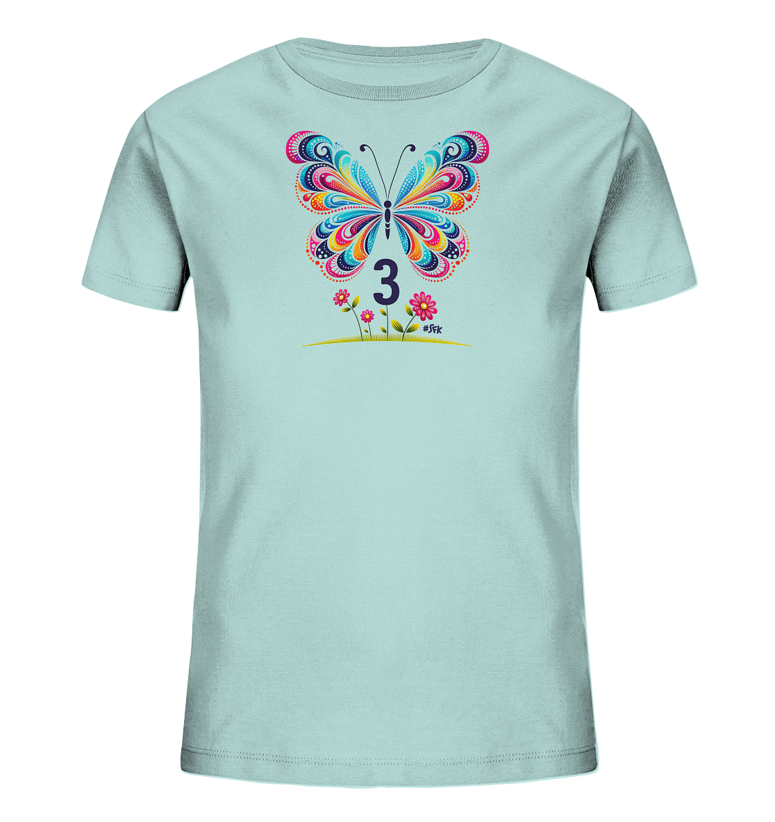 Onlineshop Shirts fuer Kinder - Das Bild zeigt ein hellblaues Kinder-T-Shirt mit einem grossen, farbenfrohen Schmetterlingsdesign auf der Vorderseite. Darunter befindet sich die Zahl 3. Das Motiv wird durch kleine Blumen und Gras ergaenzt, was dem Shirt ein froehliches Aussehen verleiht.