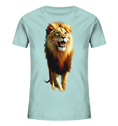 Onlineshop Shirts fuer Kinder - Das Bild zeigt ein hellblaues Kinder T-Shirt mit einem grossen, detailreichen Druck eines Loewen auf der Vorderseite. Der Loewe ist in einer dynamischen Pose dargestellt, mit offenem Maul und Blick nach oben. Die Illustration verwendet warme, kraeftige Farben fuer das Fell und die Maehne, was dem Motiv eine lebendige Ausstrahlung verleiht.
