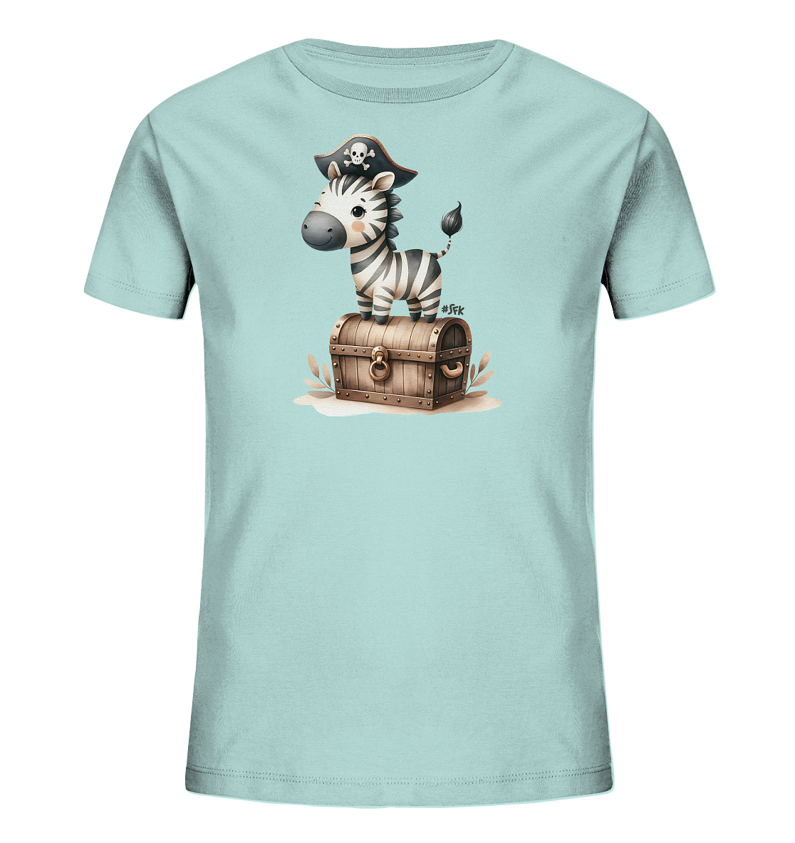 Onlineshop Shirts fuer Kinder - Dieses hellblaue T-Shirt zeigt eine niedliche Illustration eines Zebras mit Piratenhut. Das kleine Zebra steht auf einer hoelzernen Schatzkiste. Um die Kiste herum sind einige Pflanzen angedeutet. Die Illustration verleiht dem Shirt einen abenteuerlichen und verspielten Look fuer Kinder.