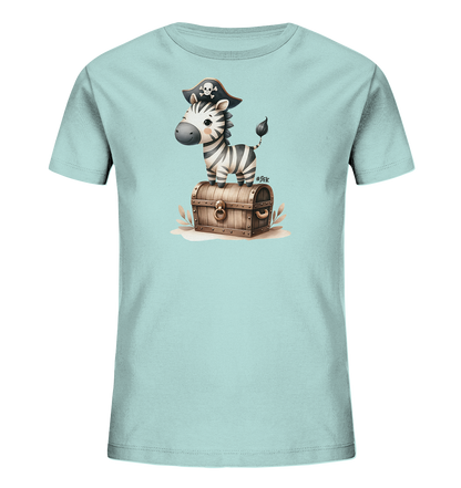 Onlineshop Shirts fuer Kinder - Dieses hellblaue T-Shirt zeigt eine niedliche Illustration eines Zebras mit Piratenhut. Das kleine Zebra steht auf einer hoelzernen Schatzkiste. Um die Kiste herum sind einige Pflanzen angedeutet. Die Illustration verleiht dem Shirt einen abenteuerlichen und verspielten Look fuer Kinder.