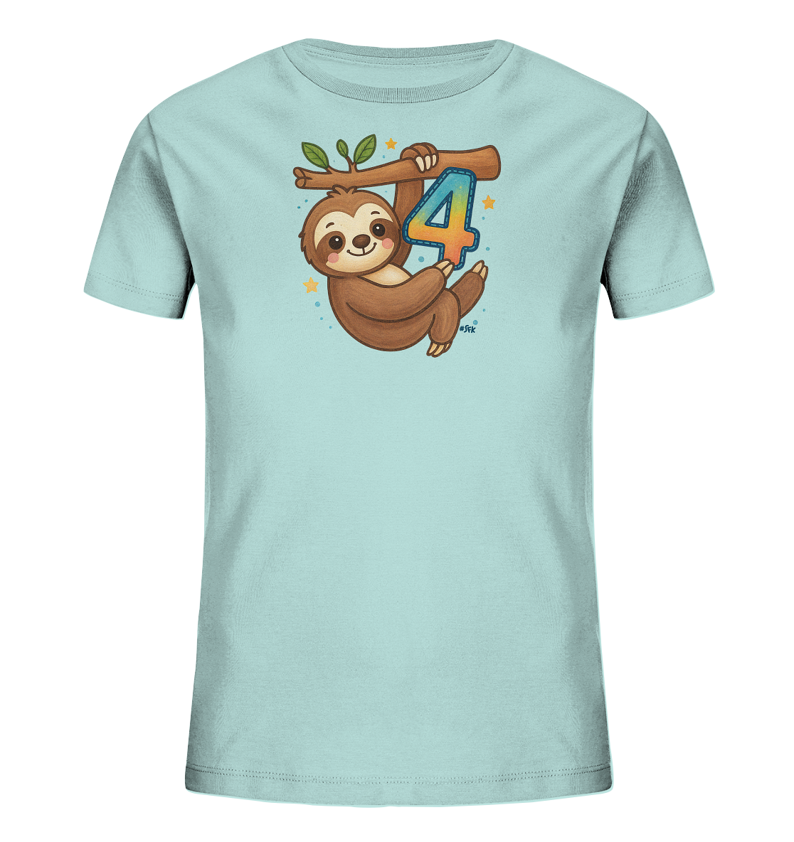 Onlineshop Shirts fuer Kinder - Das Bild zeigt ein hellblaues Kinder-T-Shirt mit einem niedlichen Faultier-Motiv auf der Vorderseite. Das Faultier haengt an einem Baumast und haelt eine bunte Zahl '4' fest. Um das Faultier herum sind kleine Sterne und Punkte als zusaetzliche grafische Elemente platziert. Das Design wirkt verspielt und farbenfroh.