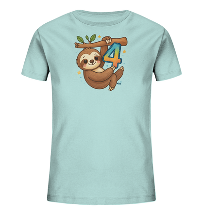 Onlineshop Shirts fuer Kinder - Das Bild zeigt ein hellblaues Kinder-T-Shirt mit einem niedlichen Faultier-Motiv auf der Vorderseite. Das Faultier haengt an einem Baumast und haelt eine bunte Zahl '4' fest. Um das Faultier herum sind kleine Sterne und Punkte als zusaetzliche grafische Elemente platziert. Das Design wirkt verspielt und farbenfroh.