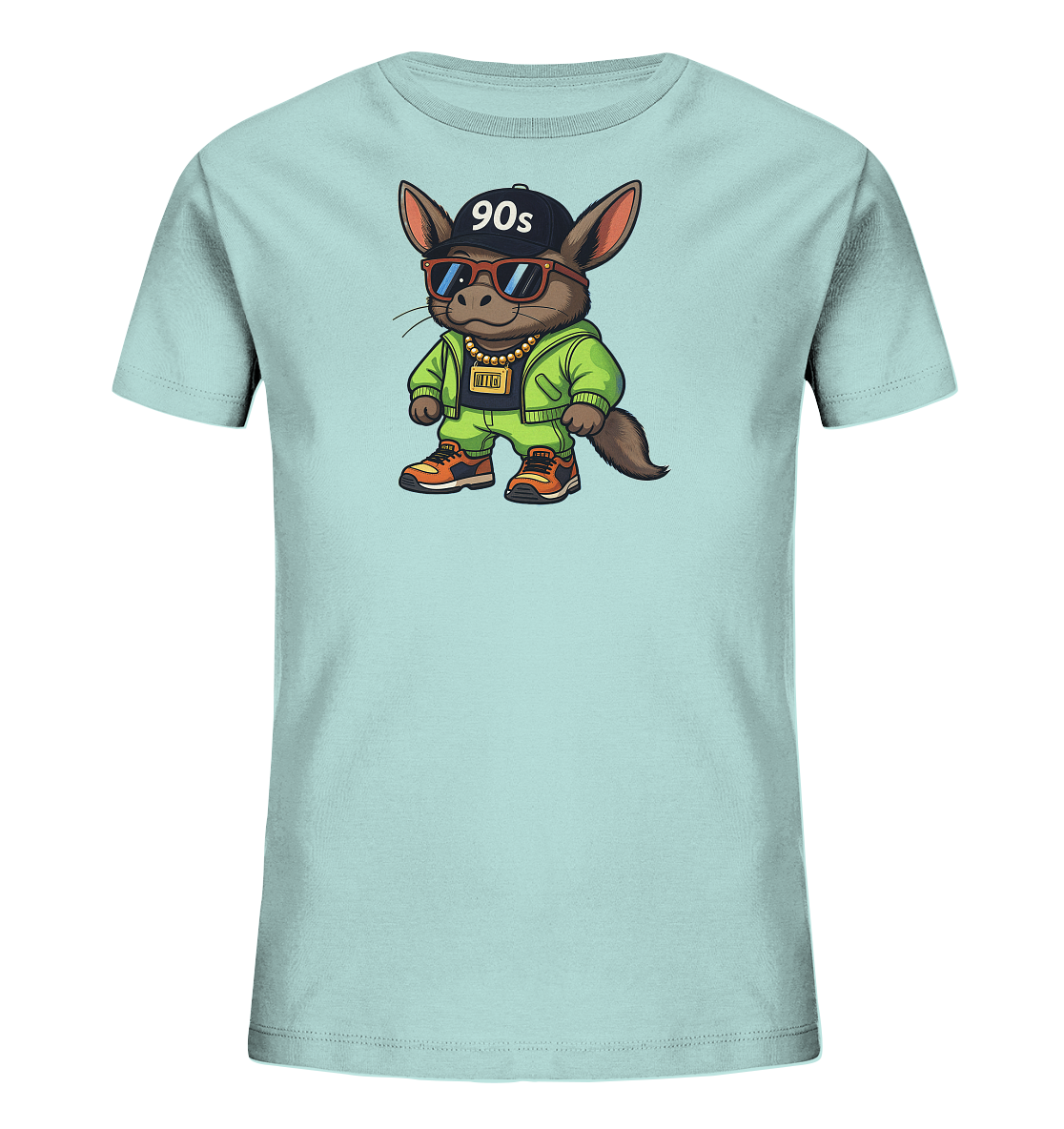 Onlineshop Shirts fuer Kinder - Das Bild zeigt ein hellblaues T-Shirt mit einem stylischen Tier-Motiv auf der Vorderseite. Die cartoonhafte Figur traegt eine gruene Trainingsjacke, eine schwarze Kappe mit der Aufschrift "90s" und eine Goldkette. Rote Sonnenbrillen und orangefarbene Turnschuhe runden das Outfit ab. Das Motiv verleiht dem Shirt einen verspielten Retro-Look.