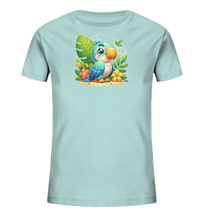 Onlineshop Shirts fuer Kinder - Das Bild zeigt ein hellblaues T-Shirt fuer Kinder mit einer farbenfrohen Illustration. Im Zentrum ist ein suesser Cartoon-Papagei abgebildet, umgeben von tropischen Blaettern und bunten Blumen. Der Papagei sitzt auf einer sandigen Flaeche. Das gesamte Motiv strahlt eine froehliche und exotische Atmosphaere aus.