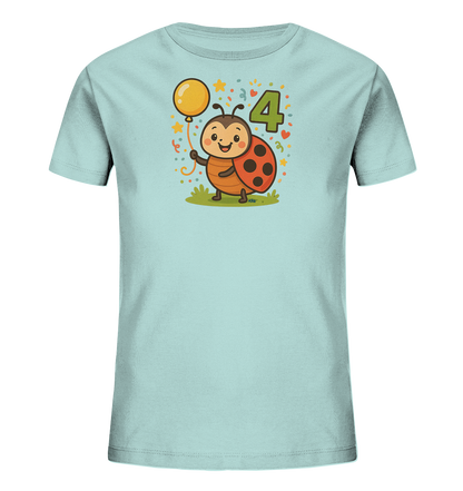 Onlineshop Shirts fuer Kinder - Das hellblaue T-Shirt zeigt eine niedliche Zeichentrickfigur eines Marienkaefers, der einen gelben Ballon haelt. Neben dem Marienkaefer ist die Zahl '4' abgebildet, umgeben von kleinen Konfetti, Sternen und Herzen. Das Motiv wirkt froehlich und verspielt, passend fuer einen Kindergeburtstag. Der Marienkaefer steht auf einer gruenen Grasflaeche.