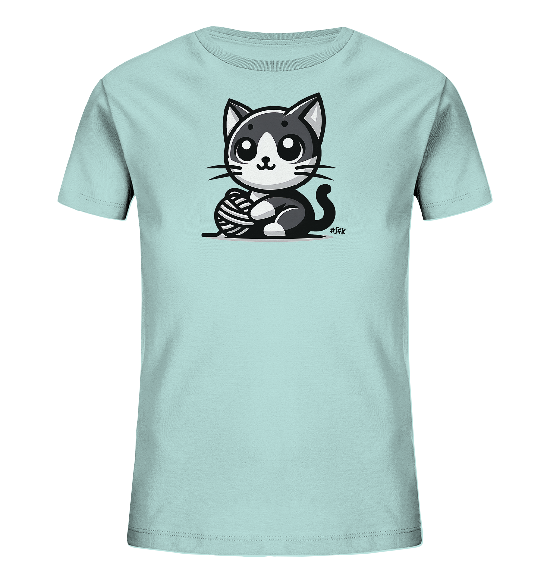 Onlineshop Shirts fuer Kinder - Das Bild zeigt ein hellblaues T-Shirt fuer Kinder. Auf der Vorderseite ist eine niedliche, cartoonhafte Katze abgebildet. Die Katze ist schwarz-weiss und spielt mit einem Wollknaeuel. Das Design wirkt verspielt und ansprechend.