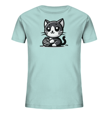 Onlineshop Shirts fuer Kinder - Das Bild zeigt ein hellblaues T-Shirt fuer Kinder. Auf der Vorderseite ist eine niedliche, cartoonhafte Katze abgebildet. Die Katze ist schwarz-weiss und spielt mit einem Wollknaeuel. Das Design wirkt verspielt und ansprechend.