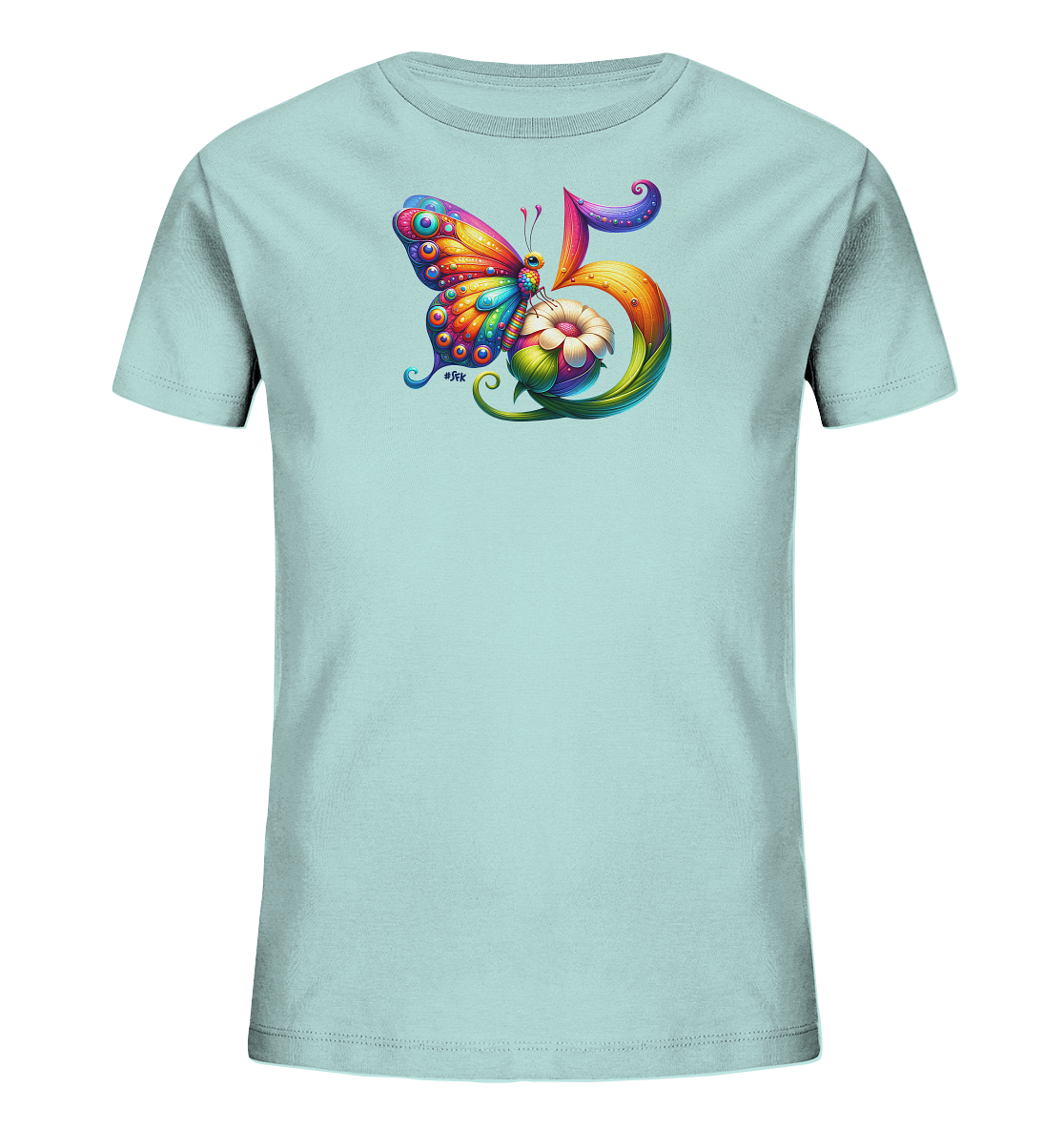 Onlineshop Shirts fuer Kinder - Das Bild zeigt ein hellblaues Kinder-T-Shirt mit einem auffaelligen und farbenfrohen Motiv auf der Vorderseite. Im Zentrum des Designs stehen ein detaillierter Schmetterling mit bunten Fluegeln und die kuenstlerisch gestaltete Zahl Fuenf. Die Fuenf ist in lebendigen Farben dargestellt und scheint mit einem Bluetenmotiv und Blaettern verbunden zu sein. Die gesamte Grafik wirkt froehlich und verspielt, ideal fuer Kinder.