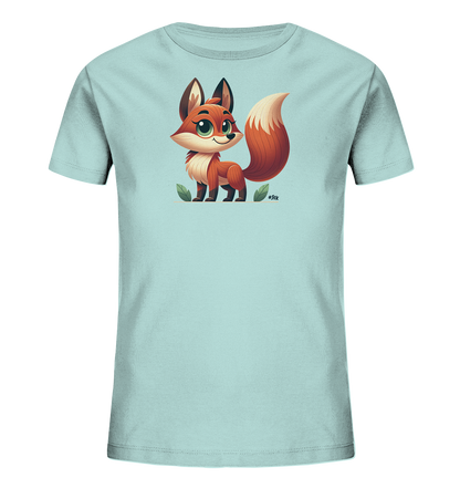 Onlineshop Shirts fuer Kinder - Das Bild zeigt ein hellblaues Kinder-T-Shirt mit einer niedlichen Comic-Illustration eines Fuchses auf der Vorderseite. Der Fuchs hat orange-braunes Fell, grosse gruene Augen und einen buschigen Schwanz. Er steht zwischen gruenen Blaettern und hat einen freundlichen Gesichtsausdruck. Das Design wirkt verspielt und ansprechend.