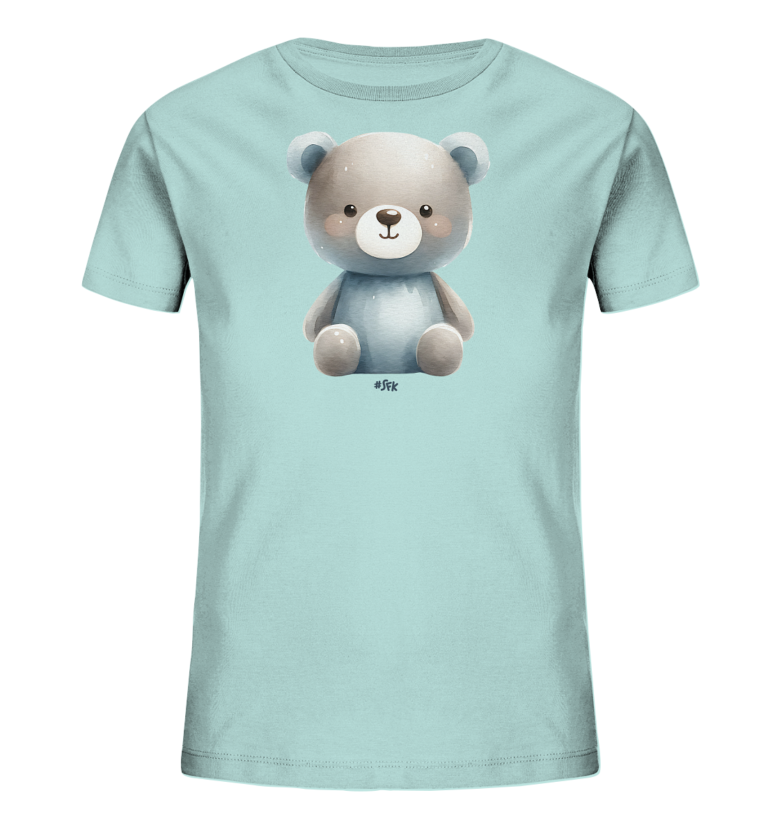 Onlineshop Shirts fuer Kinder - Das Bild zeigt ein hellblaues T-Shirt fuer Kinder mit einer niedlichen Illustration eines Teddybaeren auf der Vorderseite. Der Teddybaer ist in sanften Grau- und Blautoenen gehalten, hat rosige Wangen und sitzt laechelnd im Zentrum des Shirts. Die Darstellung wirkt freundlich und kindgerecht. Dieses Design verleiht dem T-Shirt einen verspielten und liebevollen Look.