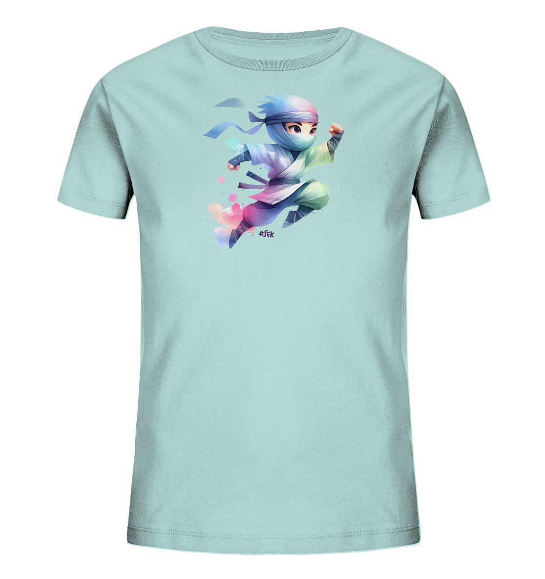 Onlineshop Shirts fuer Kinder - Das Bild zeigt ein hellblaues Kinder T-Shirt mit einer lebendigen Grafik auf der Vorderseite. Abgebildet ist eine kleine, cartoonhafte Ninja-Figur in einer dynamischen Sprung- oder Laufpose. Die Illustration ist in leuchtenden Farben wie Rosa, Blau und Gruen gehalten, ergaenzt durch farbige Spritzer hinter der Figur. Das Design wirkt energiegeladen und verspielt.