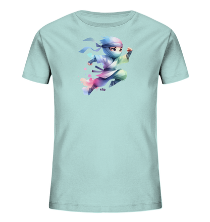 Onlineshop Shirts fuer Kinder - Das Bild zeigt ein hellblaues Kinder T-Shirt mit einer lebendigen Grafik auf der Vorderseite. Abgebildet ist eine kleine, cartoonhafte Ninja-Figur in einer dynamischen Sprung- oder Laufpose. Die Illustration ist in leuchtenden Farben wie Rosa, Blau und Gruen gehalten, ergaenzt durch farbige Spritzer hinter der Figur. Das Design wirkt energiegeladen und verspielt.