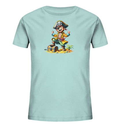 Onlineshop Shirts fuer Kinder - Das Bild zeigt ein hellblaues Kinder-T-Shirt mit einem bunten Cartoon-Piratenmotiv auf der Vorderseite. Die Illustration zeigt einen froehlichen Piraten, der jubelnd auf einer Schatztruhe an einem Sandstrand steht. Eine kleine Palme ist ebenfalls Teil der Szene, die dem Design einen abenteuerlichen Charakter verleiht. Die Farben sind lebendig und ansprechend fuer Kinder.
