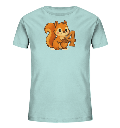 Onlineshop Shirts fuer Kinder - Das Bild zeigt ein hellblaues Kinder-T-Shirt mit einem niedlichen Comic-Motiv auf der Vorderseite. Abgebildet ist ein freundliches Eichhoernchen, das eine Eichel in den Pfoten haelt. Direkt daneben steht eine grosse, holzfarbene Zahl '4'. Das gesamte Design ist froehlich und kindgerecht gestaltet.