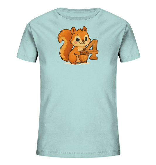 Onlineshop Shirts fuer Kinder - Das Bild zeigt ein hellblaues Kinder-T-Shirt mit einem niedlichen Comic-Motiv auf der Vorderseite. Abgebildet ist ein freundliches Eichhoernchen, das eine Eichel in den Pfoten haelt. Direkt daneben steht eine grosse, holzfarbene Zahl '4'. Das gesamte Design ist froehlich und kindgerecht gestaltet.