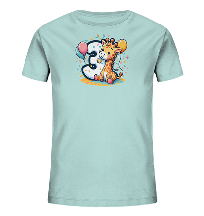 Onlineshop Shirts fuer Kinder - Das Bild zeigt ein hellblaues Kinder T-Shirt mit einem froehlichen Motiv. Darauf ist eine niedliche Cartoon-Giraffe abgebildet, die neben einer grossen, weissen Zahl '3' sitzt. Das Design wird ergaenzt durch bunte Ballons und Konfetti, was eine festliche Atmosphaere schafft.