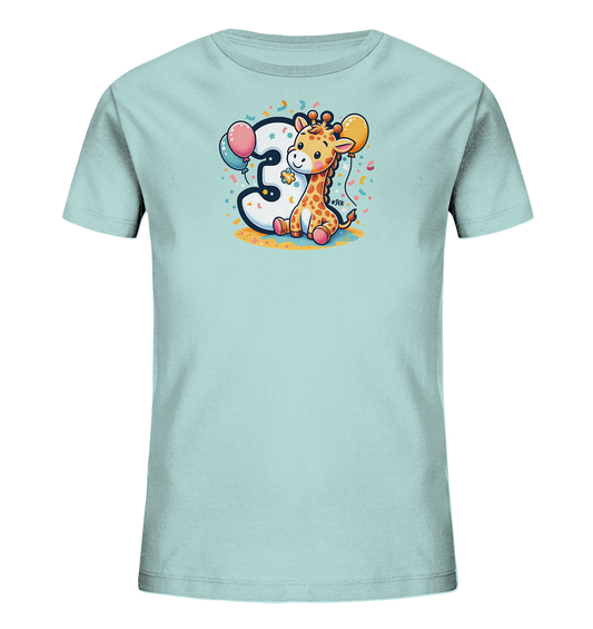 Onlineshop Shirts fuer Kinder - Das Bild zeigt ein hellblaues Kinder T-Shirt mit einem froehlichen Motiv. Darauf ist eine niedliche Cartoon-Giraffe abgebildet, die neben einer grossen, weissen Zahl '3' sitzt. Das Design wird ergaenzt durch bunte Ballons und Konfetti, was eine festliche Atmosphaere schafft.