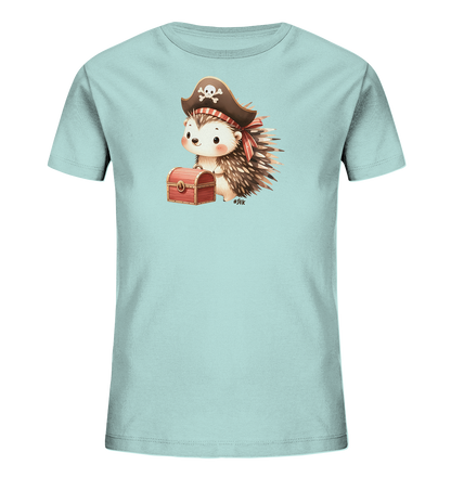 Onlineshop Shirts fuer Kinder - Das Bild zeigt ein hellblaues Kinder-T-Shirt mit einem niedlichen, cartoonhaften Igelmotiv. Der Igel traegt einen Piratenhut mit Totenkopf und haelt eine kleine Schatzkiste. Die Illustration ist detailreich und in warmen Brauntoenen sowie einem roten Band gestaltet. Dieses Design verleiht dem Shirt einen verspielten Piraten-Look, der Kinder begeistern wird.