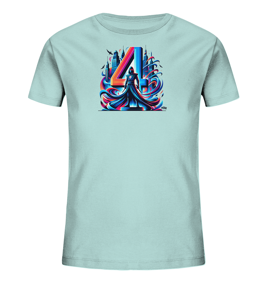 Onlineshop Shirts fuer Kinder - Das Bild zeigt ein hellblaues T-Shirt mit einem grossen, farbenfrohen Druck auf der Vorderseite. Das zentrale Motiv ist die Zahl "4" in einem dynamischen Farbverlauf, davor steht eine Gestalt in einem dunklen Gewand. Der Druck wird von fliessenden, bunten Linien umrahmt und zeigt im Hintergrund eine stilisierte Stadtsilhouette.
