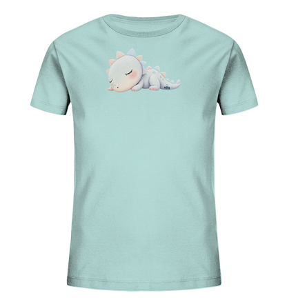 Onlineshop Shirts fuer Kinder - Das Bild zeigt ein hellblaues Kinder-T-Shirt mit einem niedlichen Frontmotiv. Abgebildet ist ein friedlich schlafendes, cartoonartiges Drachen- oder Dinosaurierbaby. Es besitzt sanfte rosafarbene Wangen und zarte pastellfarbene Zacken auf dem Ruecken und Kopf. Das Design wirkt beruhigend und ist ideal fuer Kinderbekleidung.