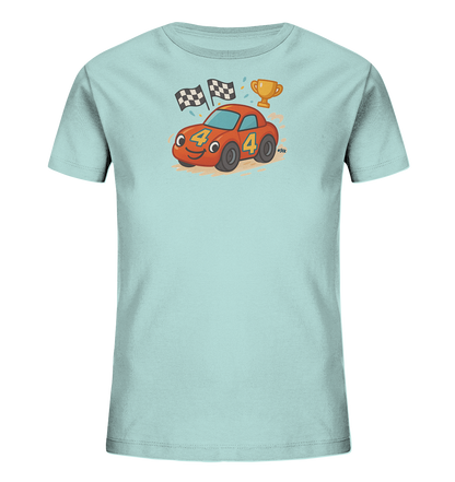 Onlineshop Shirts fuer Kinder - Das Bild zeigt ein hellblaues Kinder-T-Shirt mit einer froehlichen Illustration eines roten Rennautos. Das Cartoon-Rennauto hat die Zahl 4 auf der Seite und wird von Zielflaggen sowie einem goldenen Siegerpokal umrahmt. Das Design ist verspielt und erinnert an einen Rennsieg.