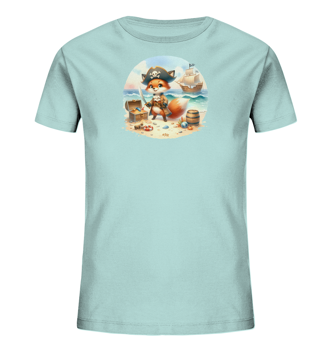 Onlineshop Shirts fuer Kinder - Das Bild zeigt ein hellblaues T-Shirt mit einem runden Aufdruck. Das Motiv stellt einen niedlichen Piratenfuchs dar, der auf einem Sandstrand neben einer Schatzkiste und einem Fass steht. Im Hintergrund ist ein Segelschiff auf dem Meer zu sehen. Die Illustration ist detailreich und farbenfroh gestaltet.