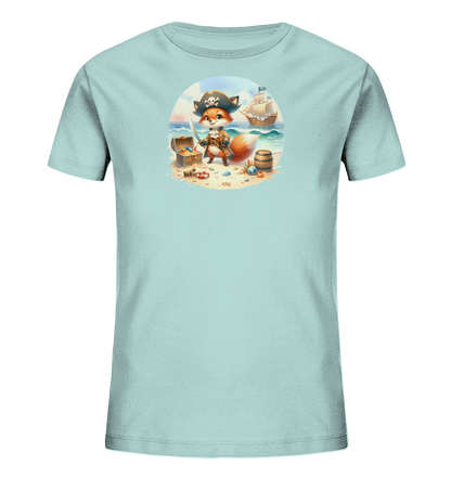Onlineshop Shirts fuer Kinder - Das Bild zeigt ein hellblaues T-Shirt mit einem runden Aufdruck. Das Motiv stellt einen niedlichen Piratenfuchs dar, der auf einem Sandstrand neben einer Schatzkiste und einem Fass steht. Im Hintergrund ist ein Segelschiff auf dem Meer zu sehen. Die Illustration ist detailreich und farbenfroh gestaltet.