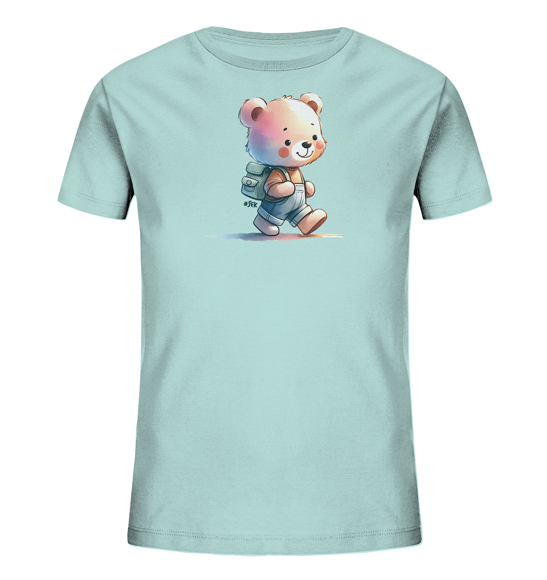 Onlineshop Shirts für Kinder - Das Bild zeigt ein hellblaues Kinder-T-Shirt mit einem niedlichen Motiv eines kleinen Bären auf der Vorderseite. Der cartoonhafte Bär läuft mit einem freundlichen Lächeln, trägt einen kleinen Rucksack auf dem Rücken und Latzhosen. Die Illustration ist in einem sanften Aquarell-Stil ausgeführt. Neben dem Rucksack befindet sich ein kleines Hashtag "#Sfk", das das Design ergänzt.