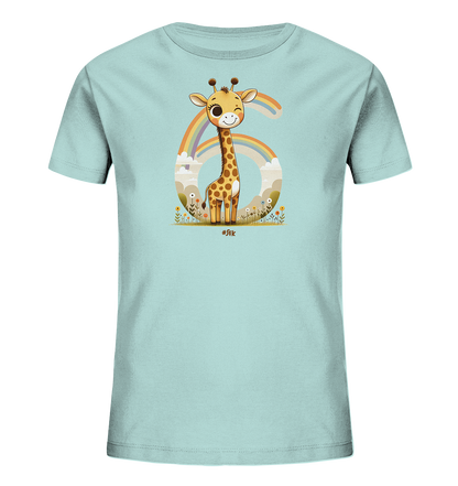 Onlineshop Shirts fuer Kinder - Das Bild zeigt ein hellblaues Kinder-T-Shirt mit einem froehlichen Aufdruck auf der Vorderseite. Ein niedlicher Cartoon-Giraffe laechelt und steht inmitten einer kleinen Landschaft mit Blumen und Graesern. Hinter der Giraffe und der Szene ist die grosse Zahl Sechs dargestellt, umrahmt von Wolken und einem Regenbogen. Das gesamte Design hat einen verspielten und farbenfrohen Charakter.