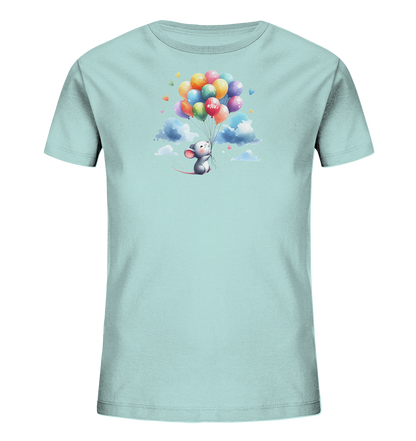 Onlineshop Shirts für Kinder - Das Bild zeigt ein hellblaues Kinder-T-Shirt mit einem farbenfrohen Motiv auf der Vorderseite. Im Zentrum des Designs schwebt eine kleine Maus, die an einem großen Bündel bunter Ballons festhält. Um das Motiv herum sind stilisierte leichte Wolken und kleine Herzen abgebildet. Einer der Ballons trägt den Schriftzug '#SFK.', was dem Shirt einen kindgerechten Look verleiht.