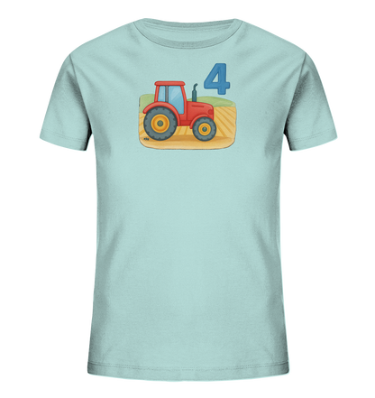 Onlineshop Shirts fuer Kinder - Das Bild zeigt ein hellblaues Kinder-T-Shirt mit einem farbenfrohen Motiv. Im Zentrum ist ein roter Traktor auf einem Feldabschnitt abgebildet. Über dem Traktor ist deutlich die Zahl '4' in blau zu sehen. Das Design wirkt verspielt und ansprechend.